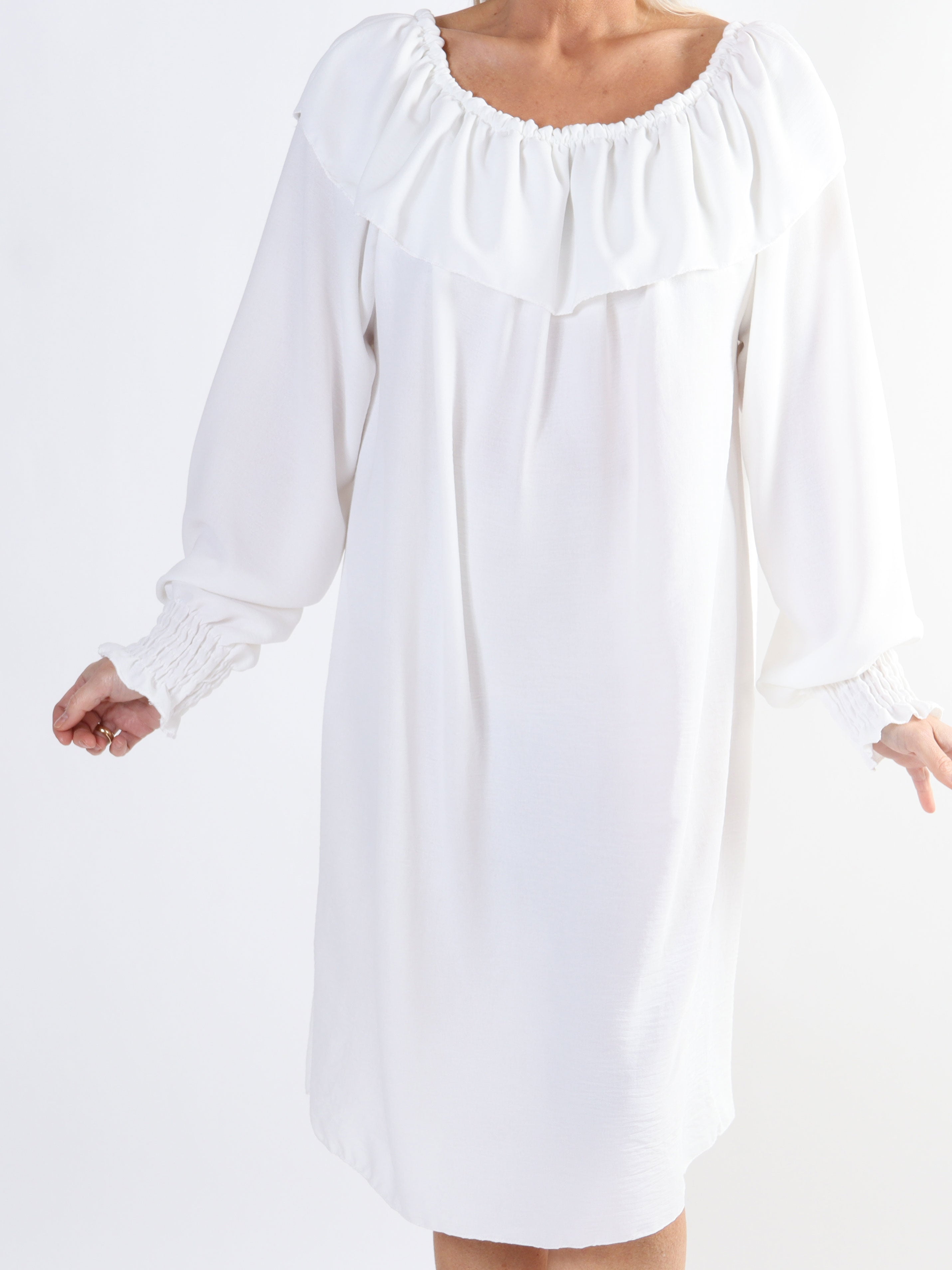 Elpida - Plus size-klänning med volangkant och smockärmar